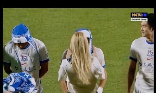 英雄联盟官网-传递赛场友好，莫斯科迪纳摩向申花球员赠送民族特色帽子